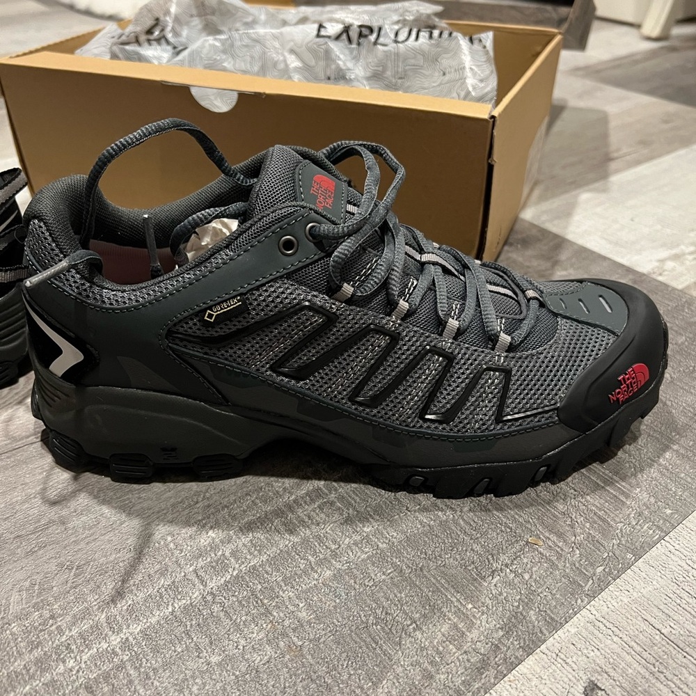 Men’s 10.5 North Face sneakers